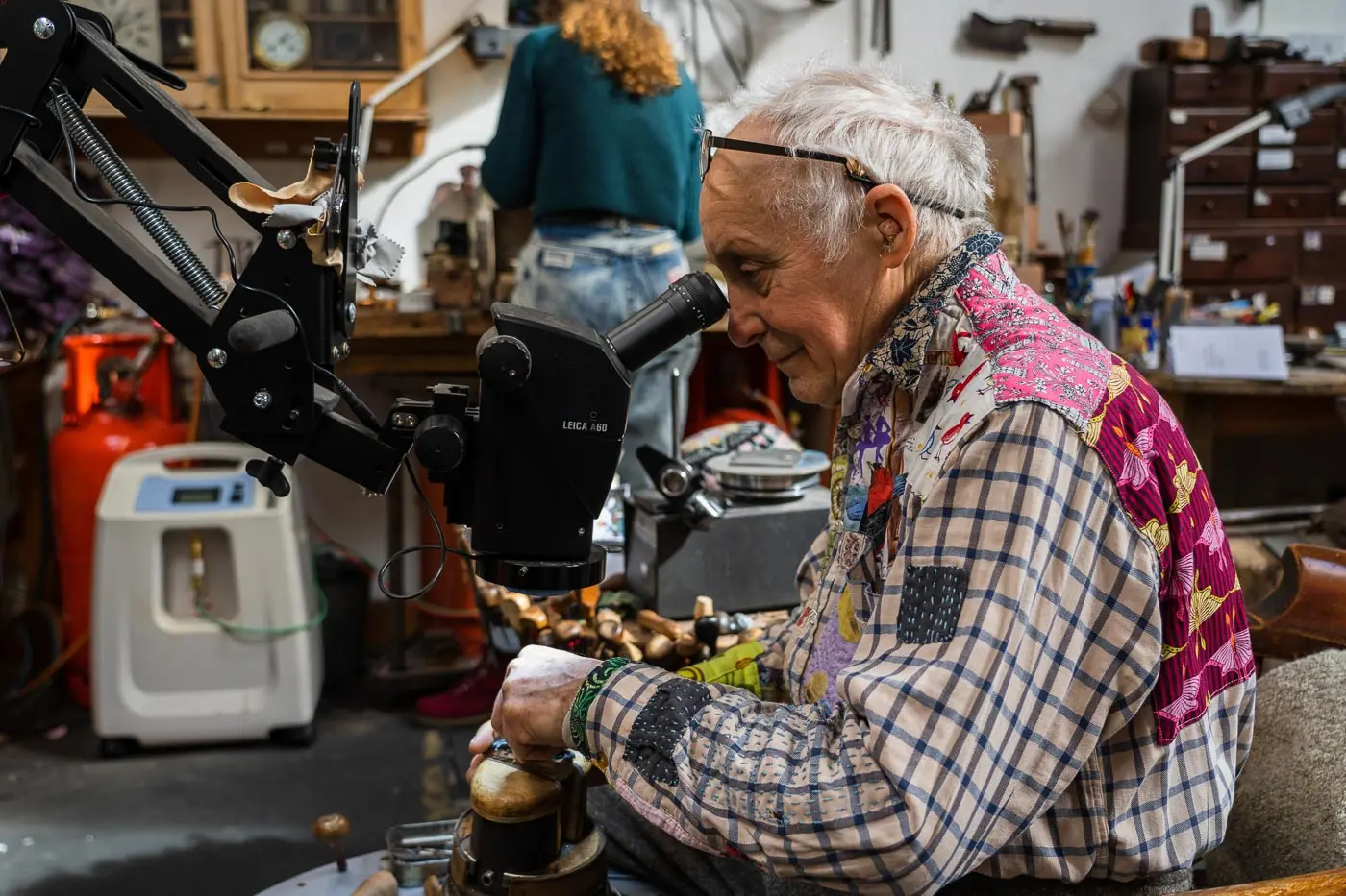 Appleby, who has never been part of the traditional school of British bouquet & scroll engravers, developed a radical style of engraving based on accurate depiction of detail. 