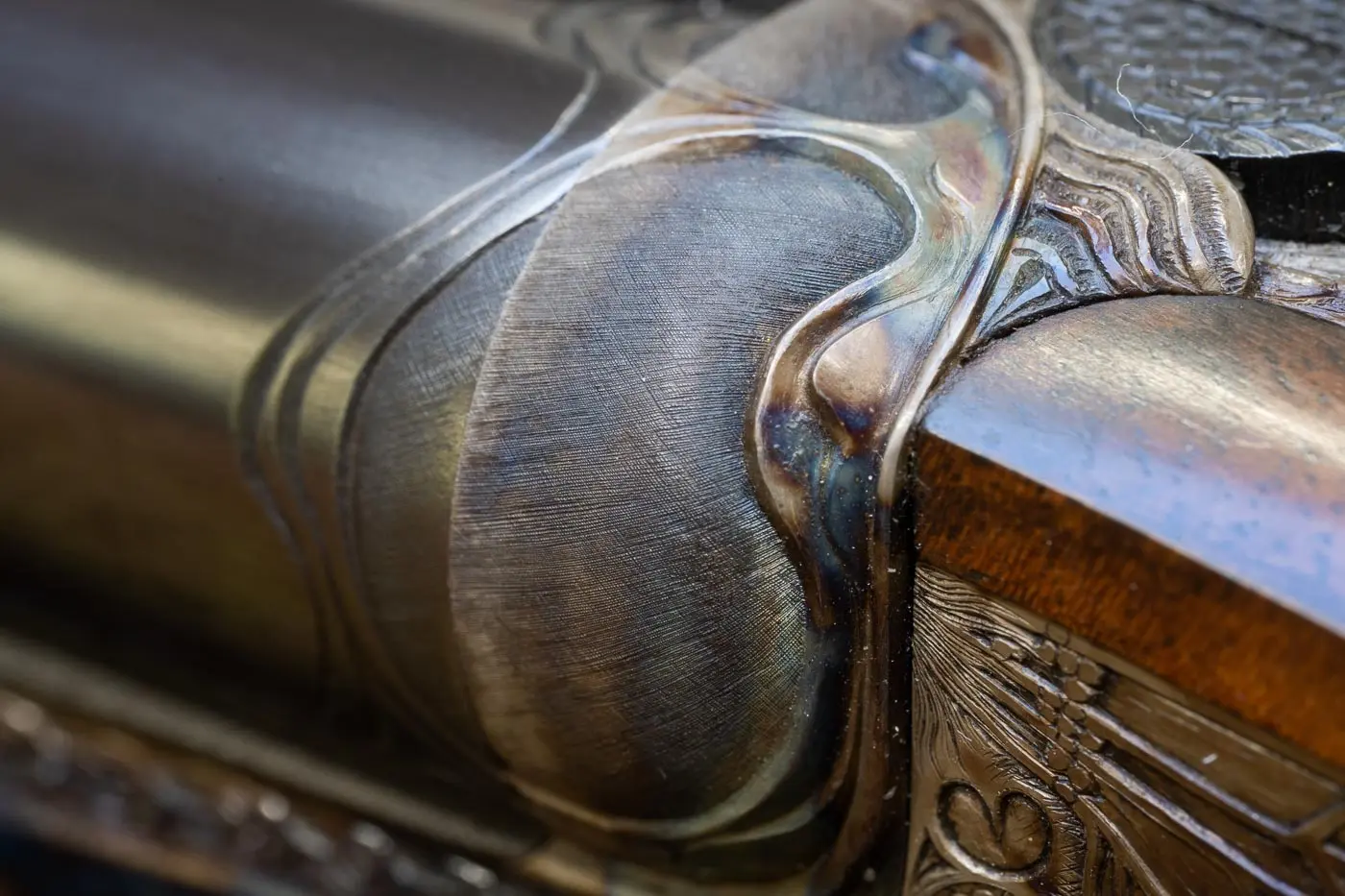 Dragonfly eyes are finely engraved on the gun’s fences—in contrast to the deep carving of legs and body parts on the action.